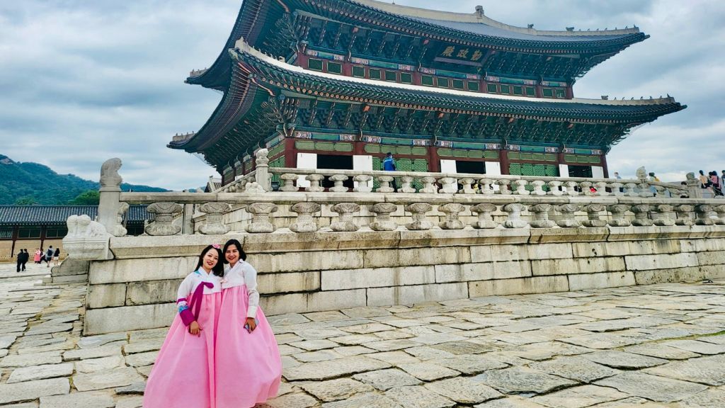 Du khách diện Hanbok chụp ảnh tại Cảnh Phúc Cung cổ kính (@trangqueen)