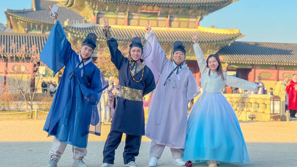 Nhóm khách trong trang phục Hanbok truyền thống