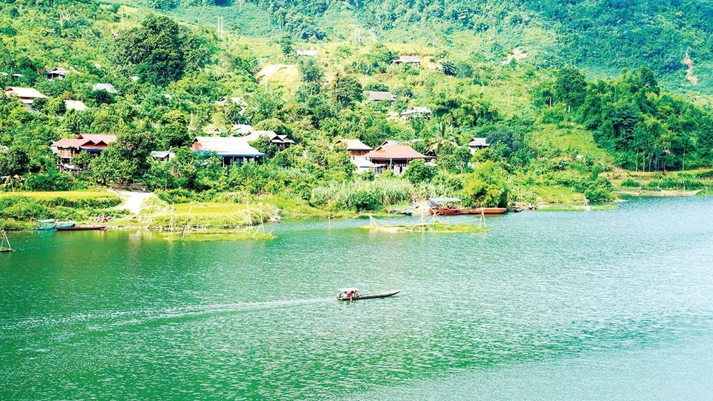 Chiêm ngưỡng vẻ đẹp trong xanh của hồ Suối Chiếu