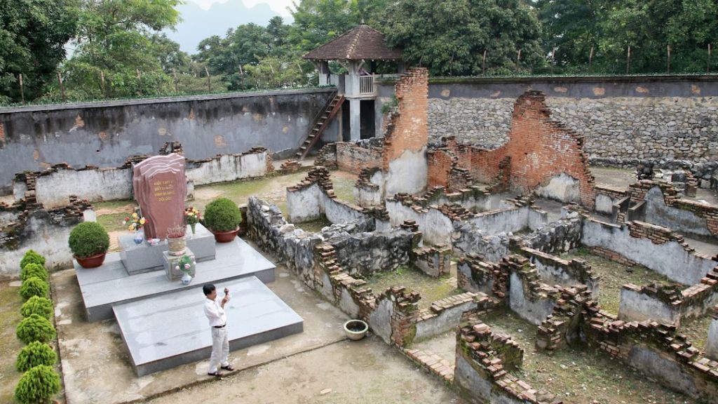 Tham quan khu di tích nhà tù Sơn La