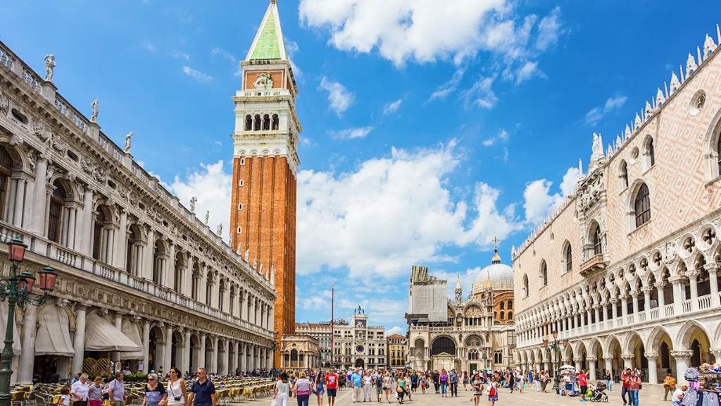 Quảng trường San Marco với điểm nhìn ra Tháp chuông St Mark's Campanile