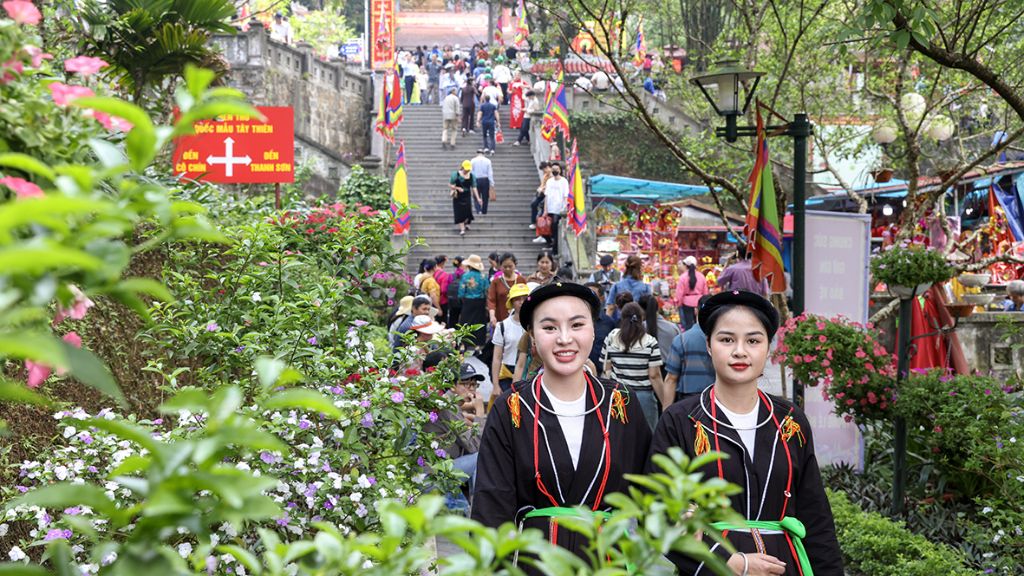Du xuân chùa Tây Thiên
