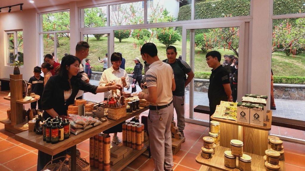 Mua sắm các đặc sản, quà lưu niêm