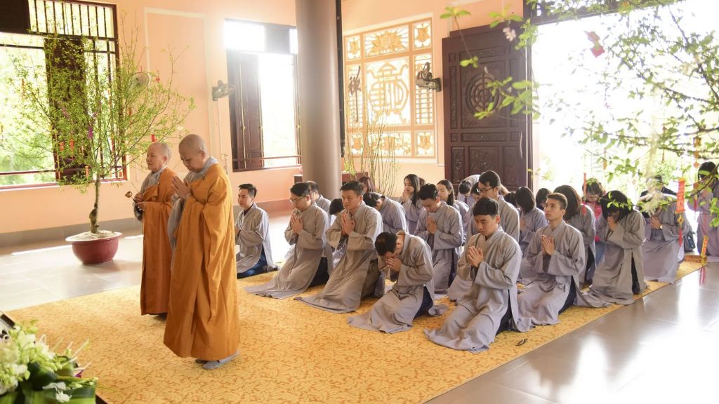 Du khách gặp gỡ trao đổi với các sư thầy về Phật Giáo và Thiền Tông