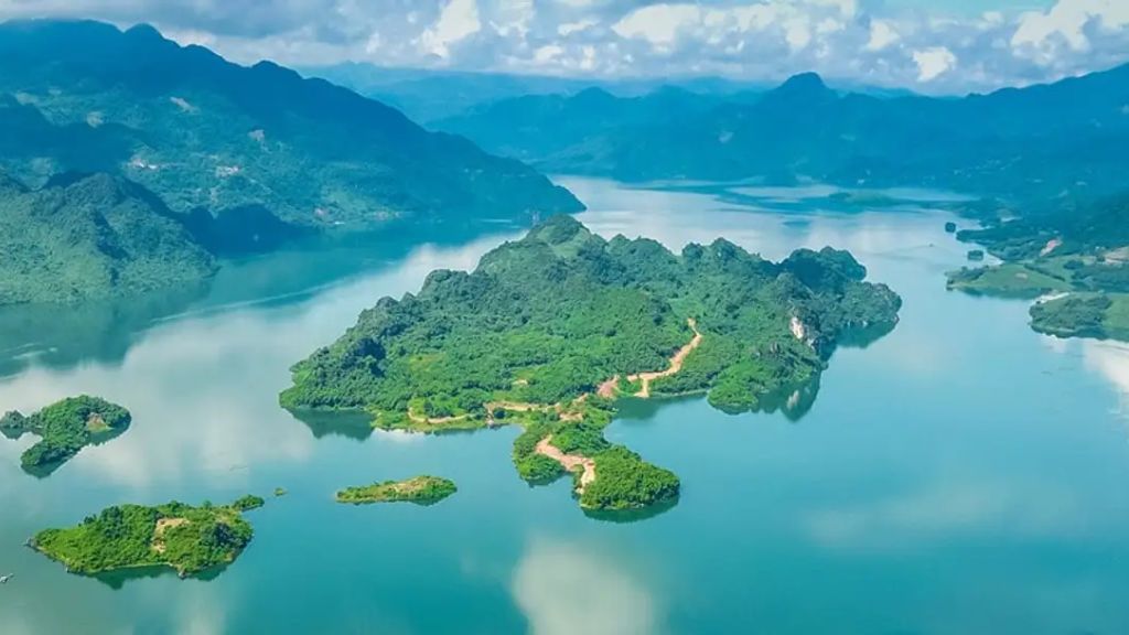 Thung Nai được ví như Vịnh Hạ Long Hoà Bình