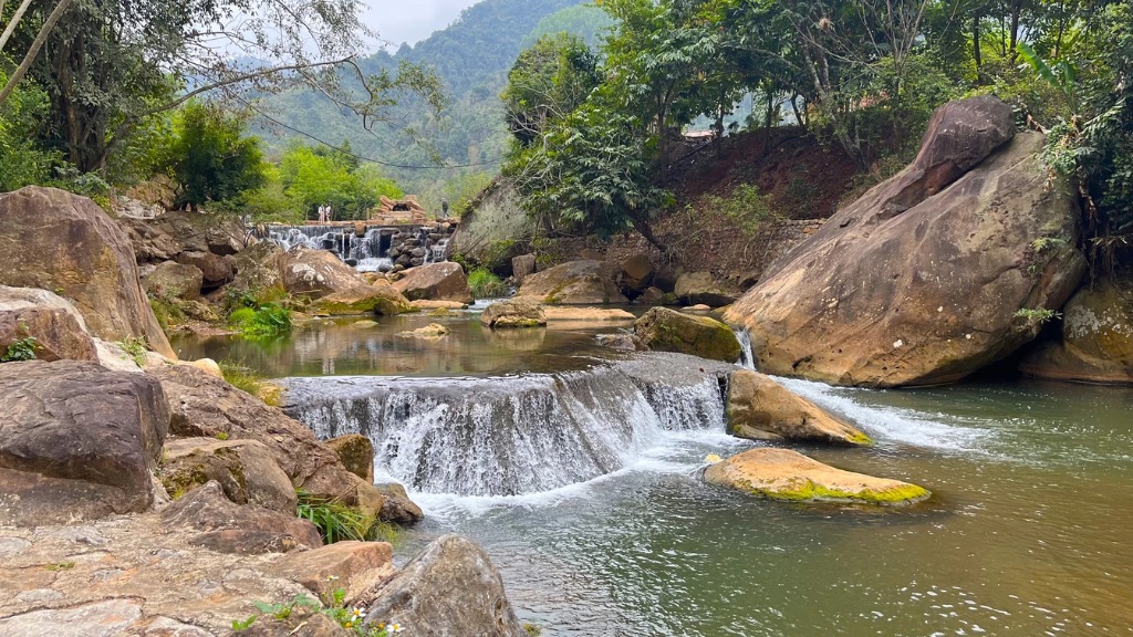 Tan chảy trước vẻ đẹp hoang sơ của Thác dải yếm