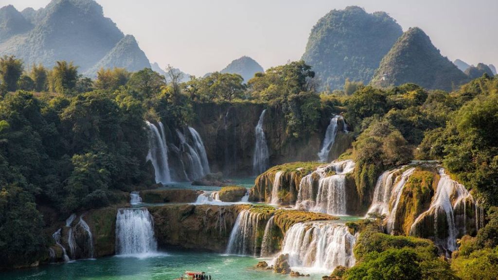 Thác Bản Giốc hùng vĩ
