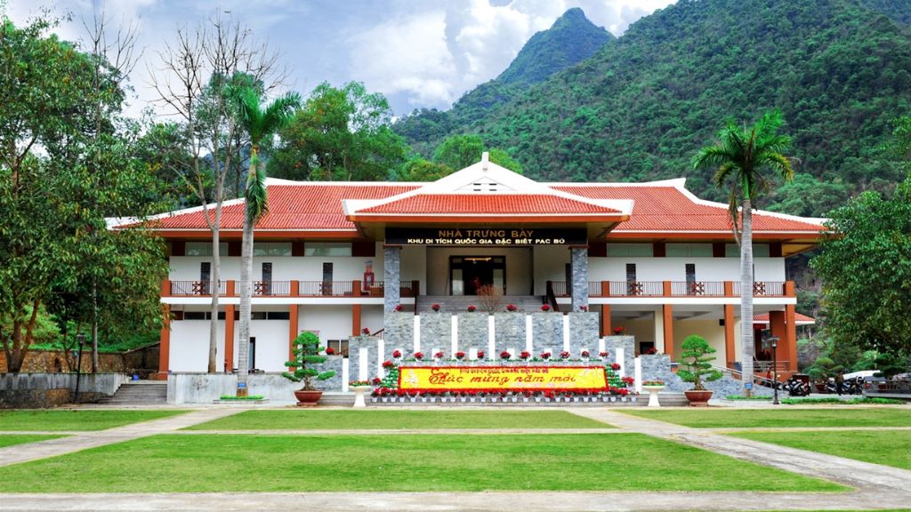 Tham quan Khu di tích lịch sử Pác Bó