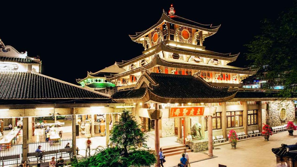 Khung cảnh huyền ảo của Miếu Bà Chúa Xứ về đêm