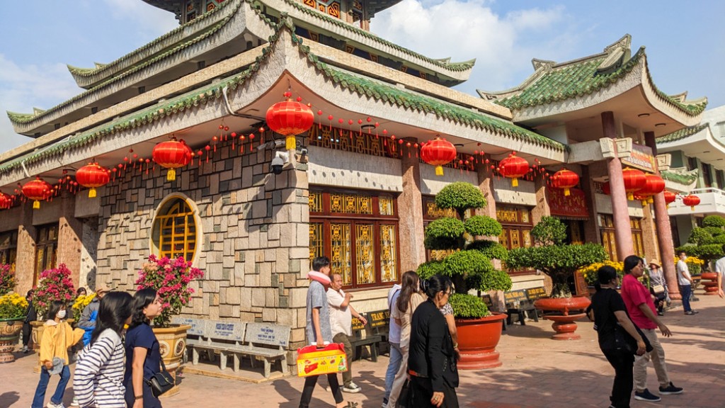 Khung cảnh tấp nập nhộn nhịp người đến Chúa Xứ Núi Sam