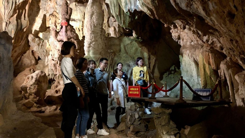 Hang Cốc Bó nơi Bác Hồ đã từng sống và làm việc