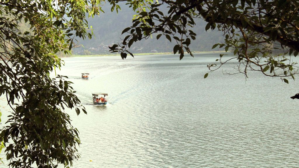 Hồ Ba Bể điểm đến đáng trải nghiệm trong tour tết Đông Tây Bắc