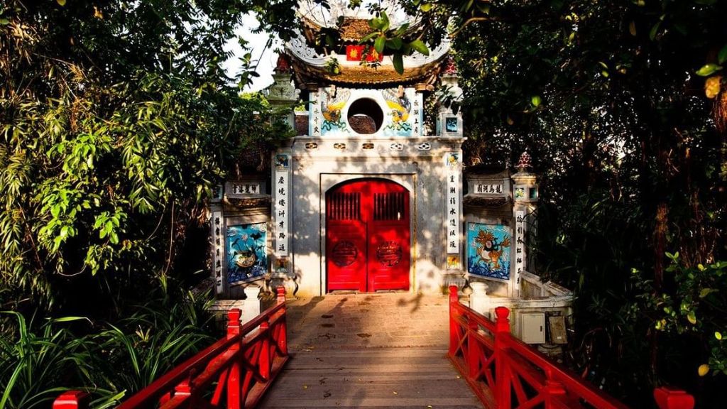 Đền Ngọc Sơn ngôi đền cổ kính tọa lạc trong hồ Hoàn Kiếm