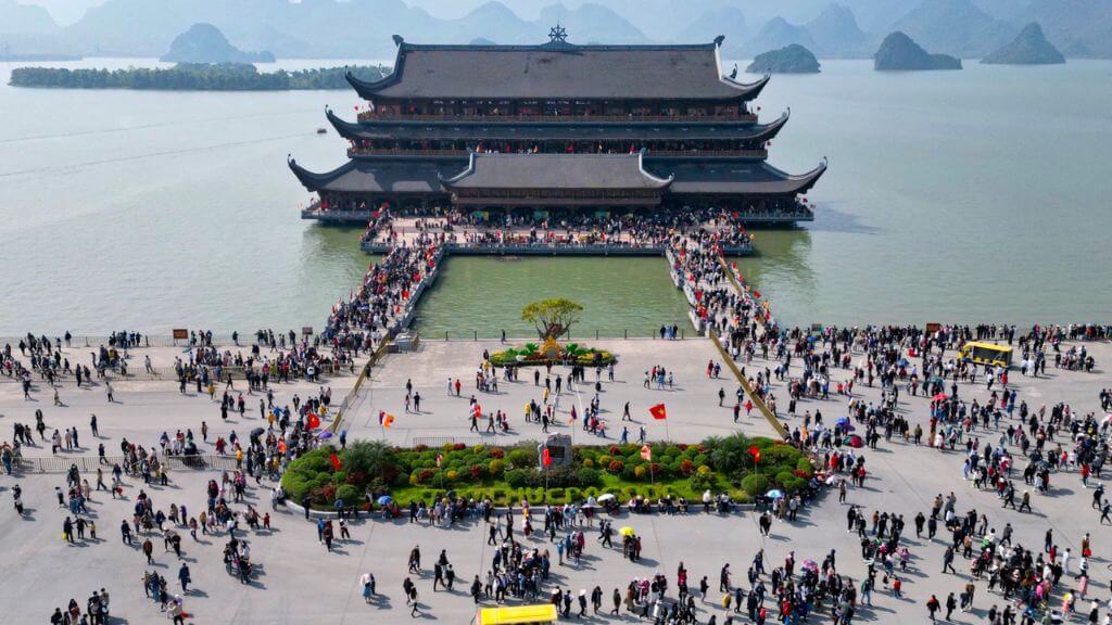 Chiêm bái đầu năm tại chùa Tam Chúc