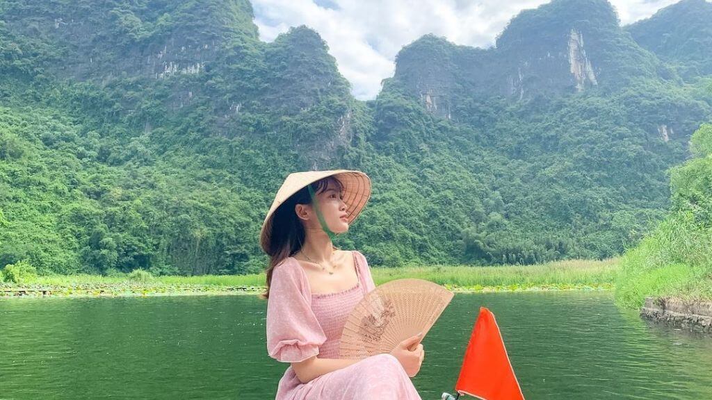 Du thuyền vãn cảnh ở khu du lịch Tràng An