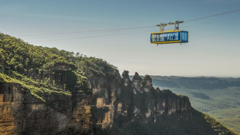 Du khách trải nghiệm ngắm Scenic World Blue Mountains từ trên cao