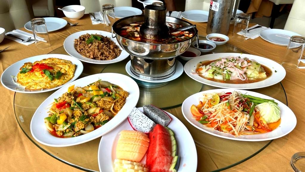 Bữa trưa hấp dẫn trong tour Thái Lan