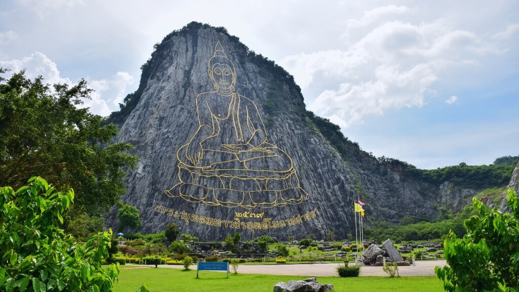 Viếng thăm núi Phật Vàng nổi tiếng tại Thái Lan