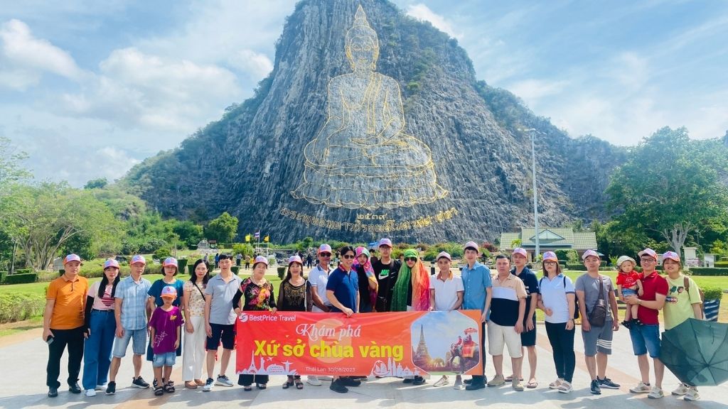 Đoàn khách chụp ảnh lưu niệm tại Núi Khao Chee Chan