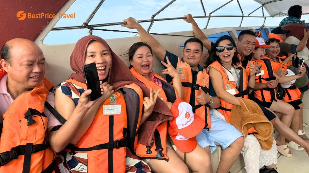 Du khách lên tàu ra đảo Coral xinh đẹp ở Pattaya