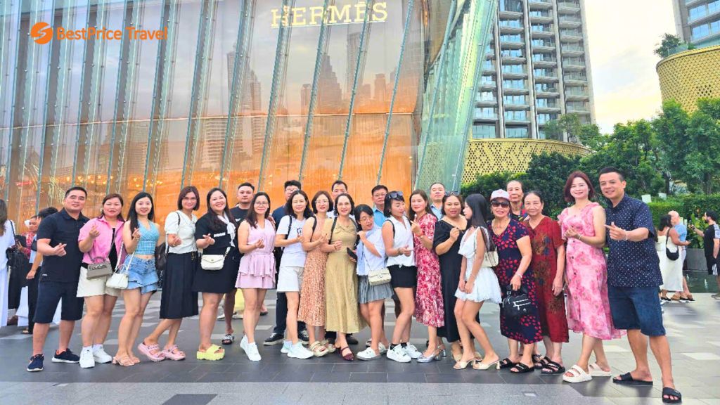 Đoàn check in trung tâm mua sắm Icon Siam sang trọng ở Bangkok