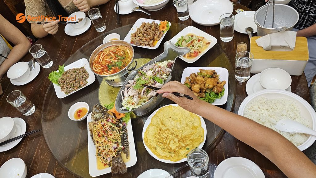 Đoàn dùng bữa ăn trong tour du lịch Thái Lan ở Bangkok   Pattaya