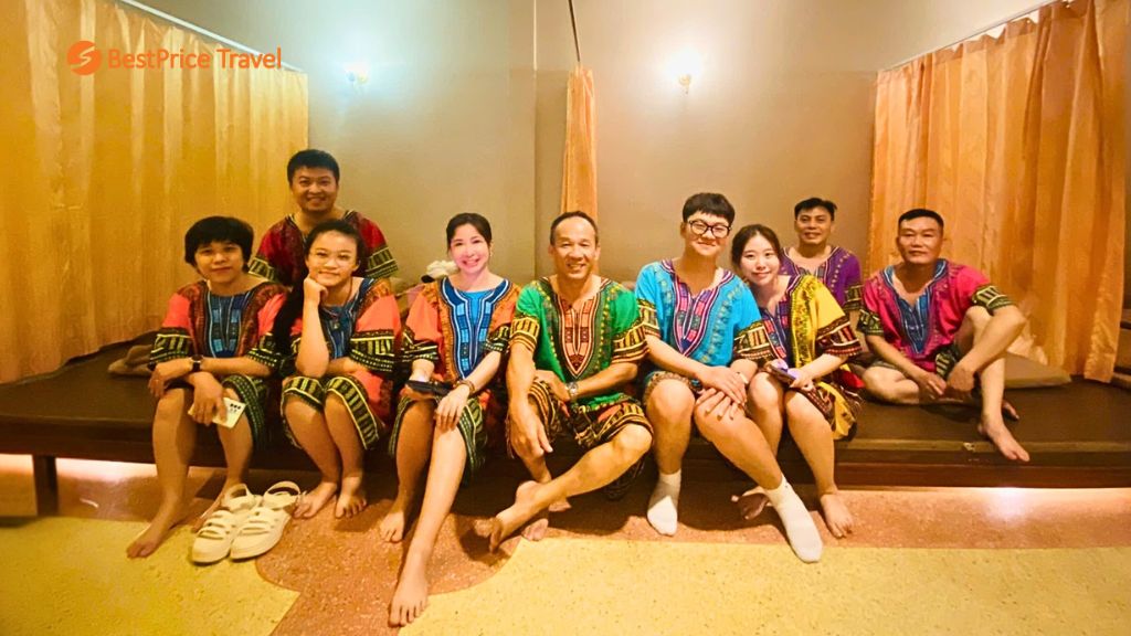 Đoàn khách trải nghiệm massage Thái cổ truyền trong tour Bangkok   Pattaya