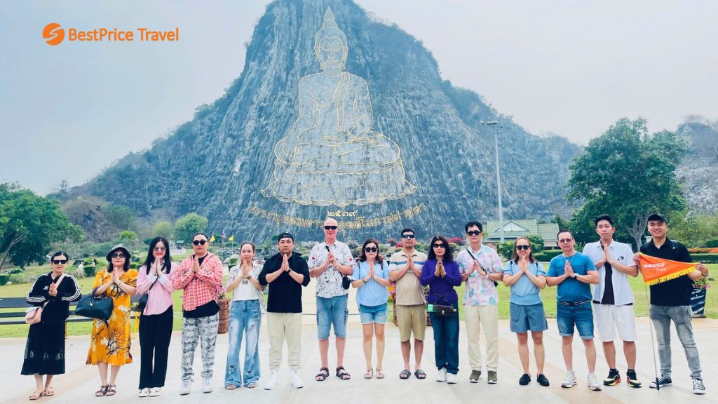 Du khách đi tour Thái Lan tham quan Trân Bảo Phật Sơn