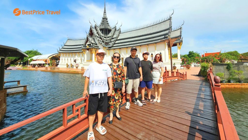 Du khách tham quan và check in tại Thành phố cổ Muang Boran