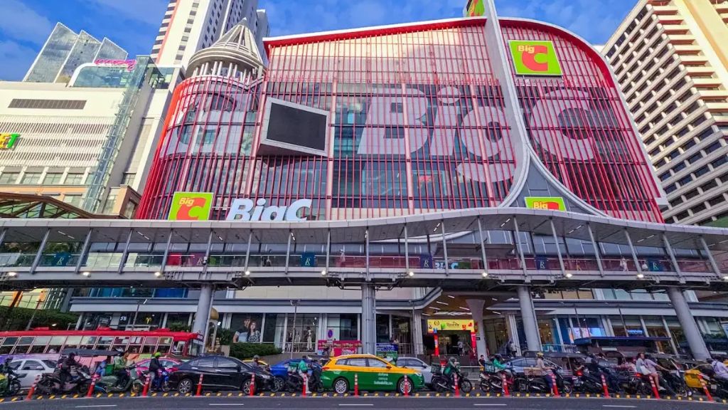 Du khách tự do mua sắm tại Big C