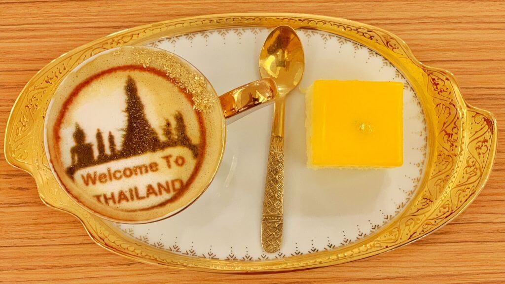Thưởng thức cafe và món bánh phủ vàng