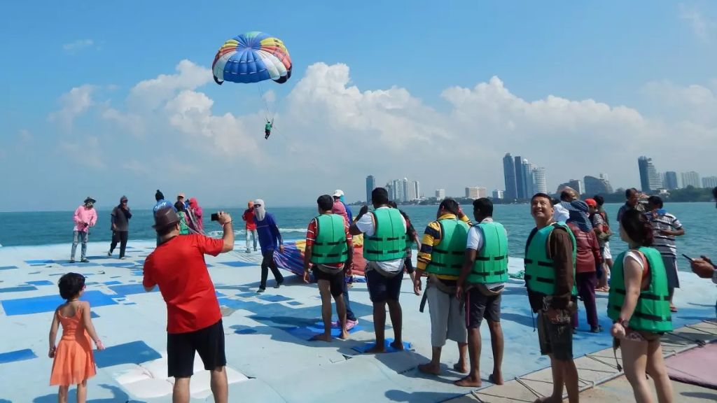 Trải nghiệm nhảy dù trên đảo Coral trong tour du lịch Thái Lan