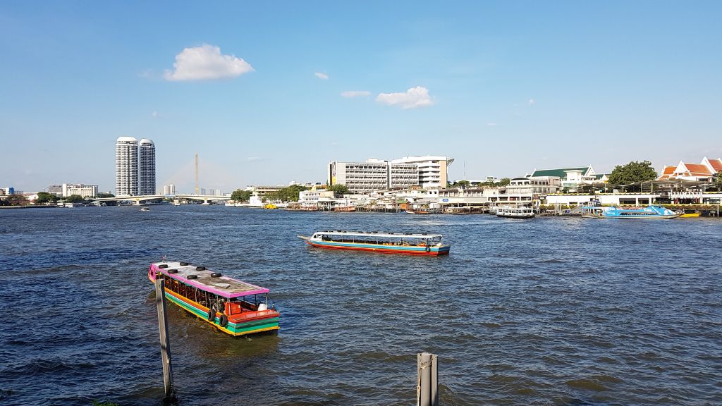 Đoàn dạo thuyền trên sông Chao Phraya