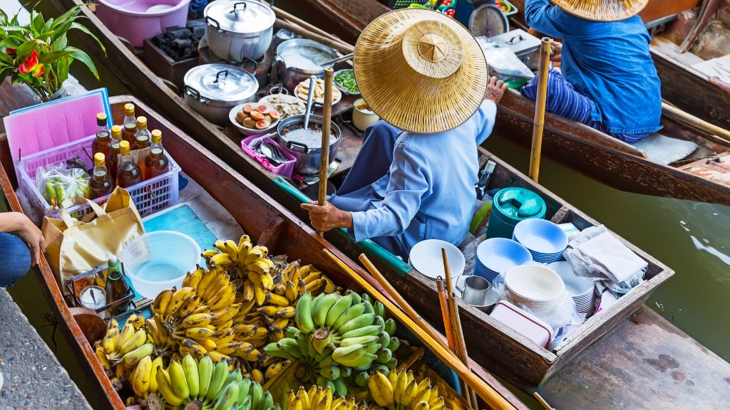 Thưởng thức đặc sản Thái Lan được bán trên những chiếc thuyền tại chợ nổi