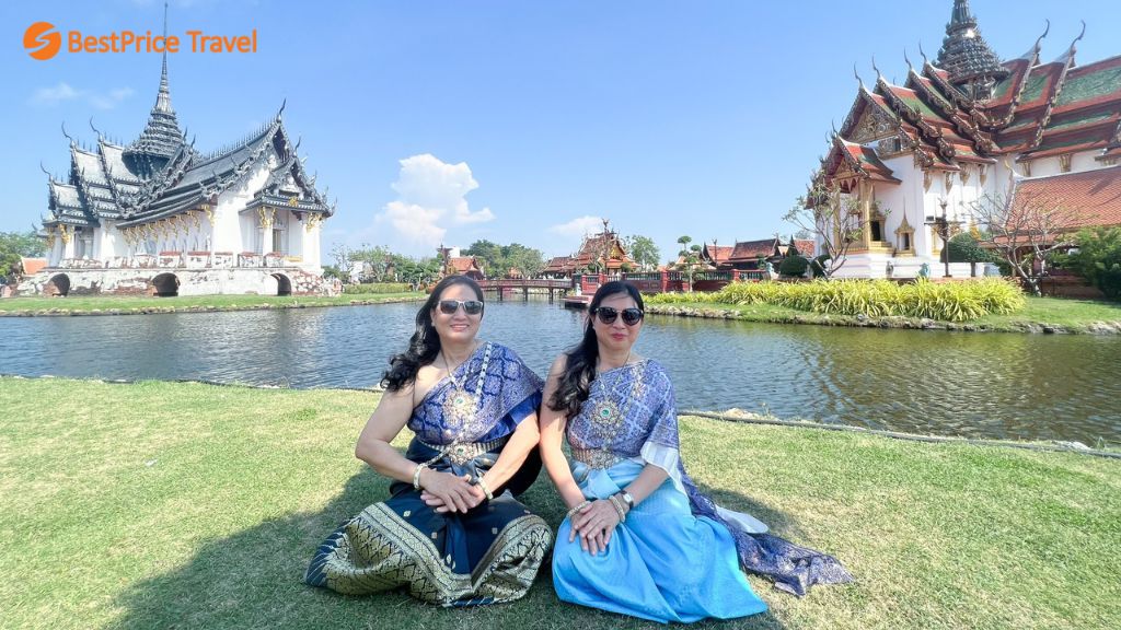Du khách thích thú check in trang phục truyền thống Thái Lan