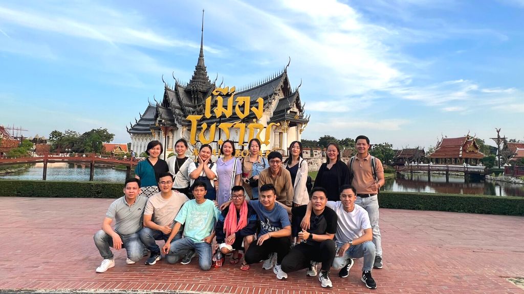 Đoàn khách check in thành cổ Muang Boran trong tour Thái Lan