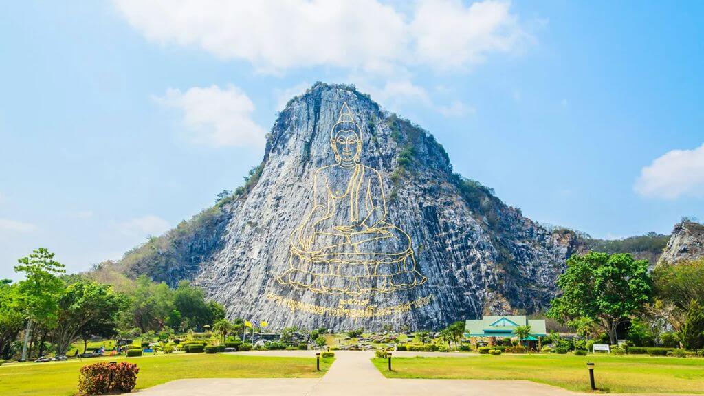 Cầu xin tài lộc tại núi Khao Pratamnak dịp năm mới