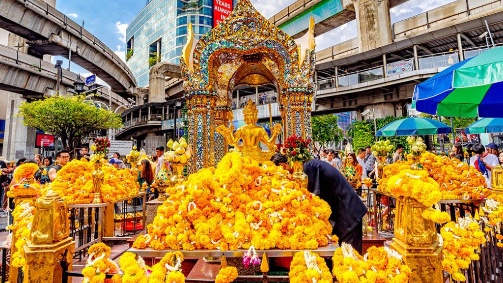 Đền Phật Bốn Mặt San Phra Phrom nằm ngay khu trung tâm Erawan Bangkok