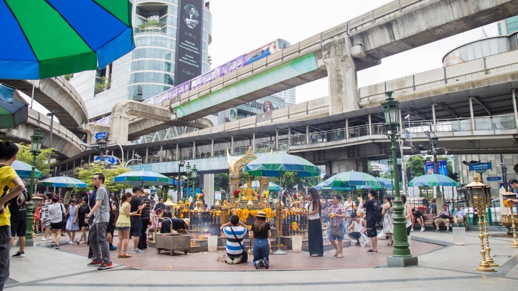 Du khách cúng bái tại Đền Erawan khi đi tour du lịch Thái Lan