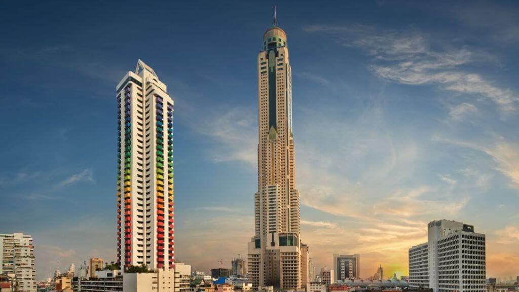 Đoàn ăn trưa tại tòa Baiyoke Sky 86 tầng