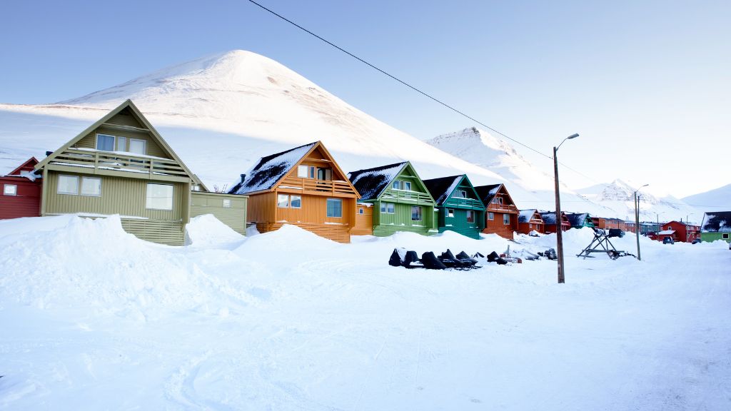 Du lịch Cực Bắc thưởng ngoạn khung cảnh mộng mơ của thành phố Longyearbyen