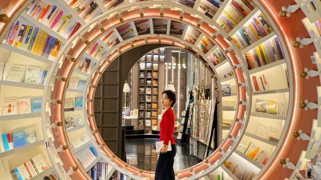 Chung Thư Các – hiệu sách nổi tiếng với thiết kế “không gian vô cực