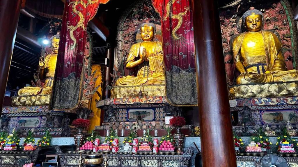 Du khách tham quan Linh Vận Tự tại Lạc Sơn
