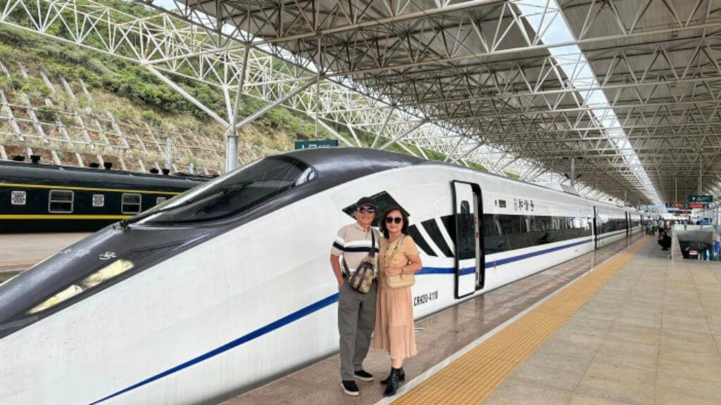 Du khách trải nghiệm tàu cao tốc