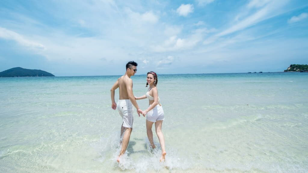 Du khách checkin tại bãi tắm