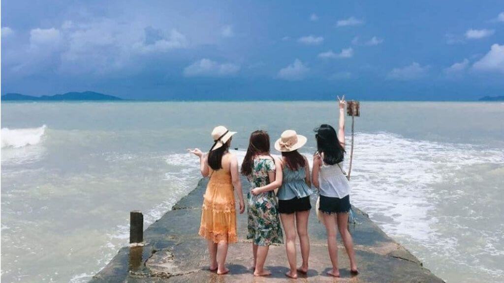 Du khách checkin tại bến cảng Quan Lạn