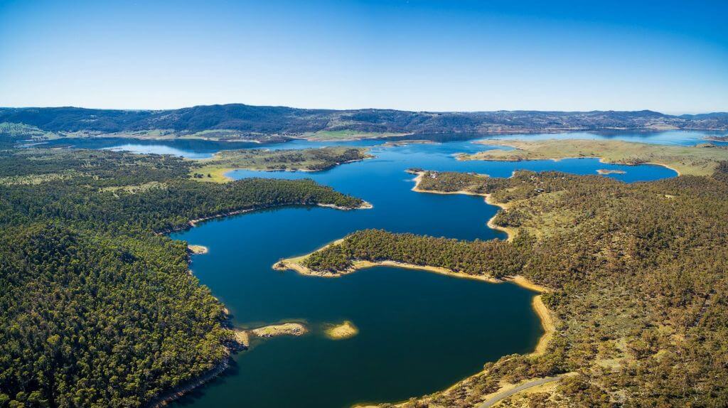Hồ ở Jindabyne khi đến Cooma