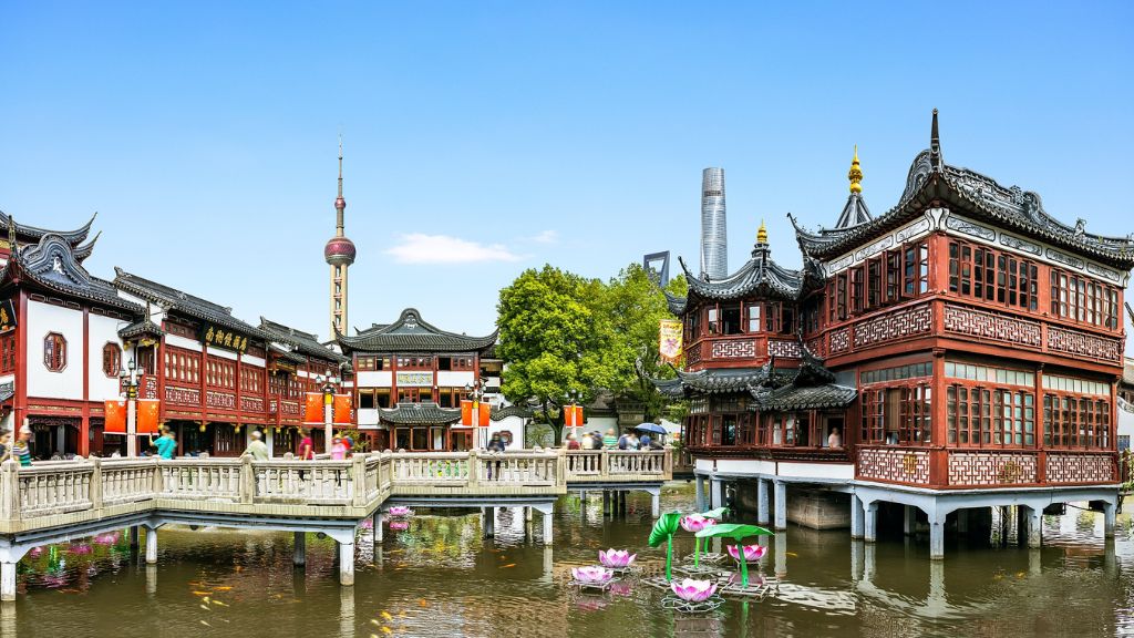 Đoàn tham quan Miếu Thành Hoàng