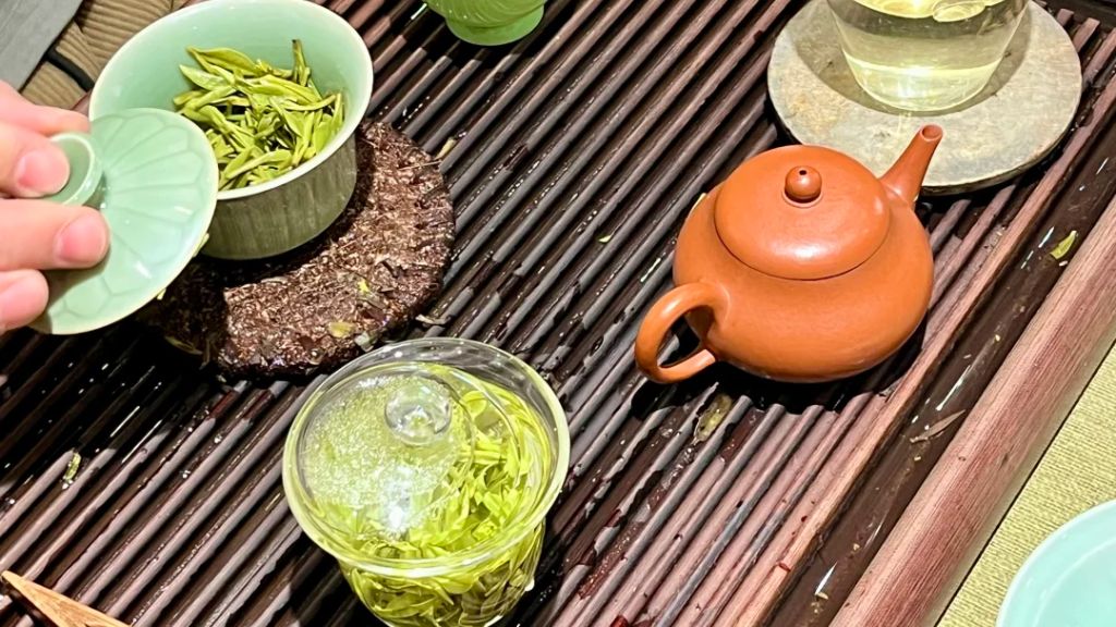 Du khách thưởng trà Long Tỉnh
