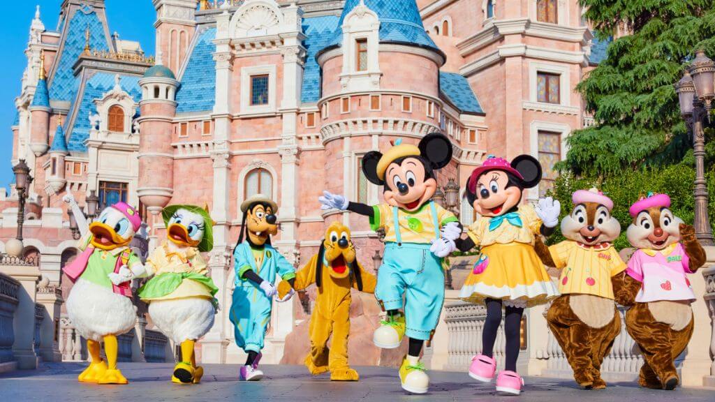 Ngập tràn sắc màu tuổi thơ tại công viên Disney Land